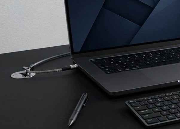 Ordinateur portable sécurisé par un câble antivol PORT Connect Ordinateur portable sécurisé par un câble antivol PORT Connect